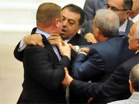 MHP'li Durmuş AK Partili Mehmet Daniş'in boğazını sıktı