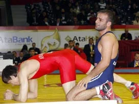 Minderde sırtımız yere yapıştı
