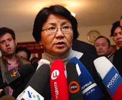 Otunbayeva: Bakiyev'le görüşebiliriz