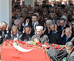 Özdemir Özok toprağa verildi