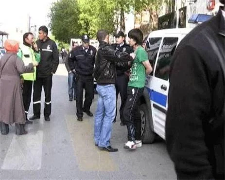 Polis, yaralı gence kelepçe taktı