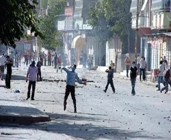 'Polisi tanısanız taş atmazsınız'