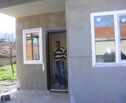 Senirkent Kaymakamlığı 2 aileye ev yaptırdı