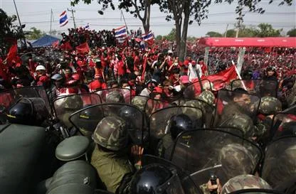 Tayland'da binlerce kişi sokaklarda