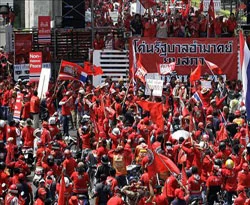 Tayland'da ''kırmızı'' protesto
