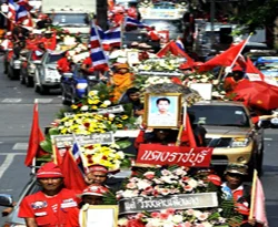 Tayland'da 'kırmızılılar' tabutlarla gösteri düzenledi