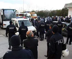 Tekel işcileri polise takıldı
