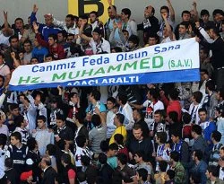 Tribünde Kutlu Doğum pankartı