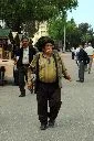 60 yıldır babasının bağladığı poşuyla dolaşıyor