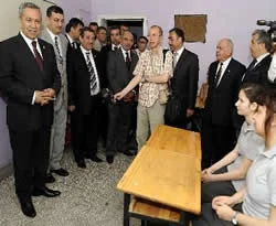 Arınç, mezun olduğu liseyi ziyaret etti