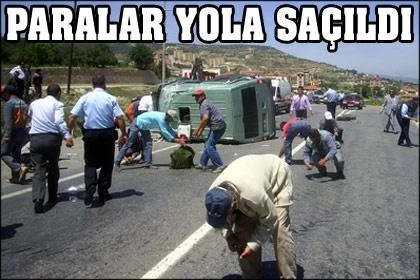 Banka aracı kaza yaptı paralar yola saçıldı