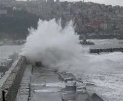 Bingöl'de fırtına minare devirdi