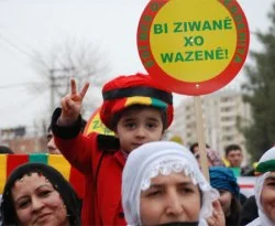Binlerce kişi Kürtçe için yürüdü
