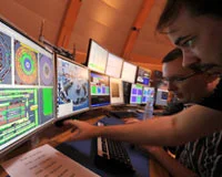 Büyük patlamadaki süper beyinler CERN'i anlattı