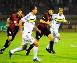 Fenerbahçe liderliği korudu