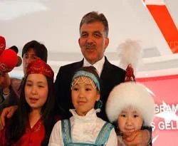 Gül, Kazakistan'da okulları ziyaret etti