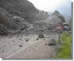 Heyelan nedeniyle kapanan yol açıldı
