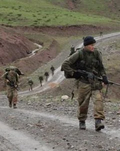 Jandarmalar yağmur altında 35 km yürüdü