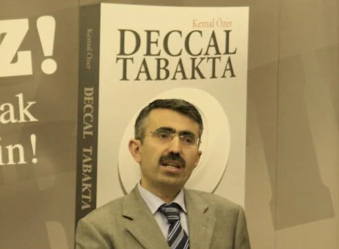 Kemal Özer kitaplarını imzalıyor