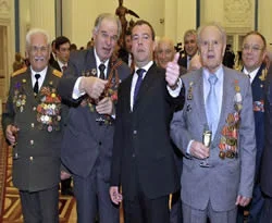 Medvedev kahraman kentlere ödül