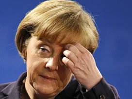 Merkel'in seçim mitinginde oyuncak silah alarmı