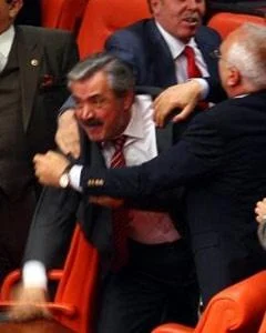Milletvekili sinir krizi geçirdi