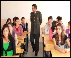 "Okullar kışla değildir!"
