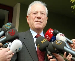 Özyürek gazetecilerle görüştü