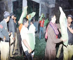 Pakistan polisi, 4 ton patlayıcı ele geçirdi