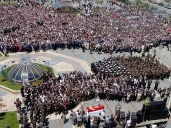 Şehidi 30 bin kişi uğurladı