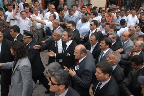Şehit cenazesinde Tüzmen'e saldırı