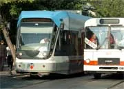 Tramvay raydan çıktı, seferler aksıyor