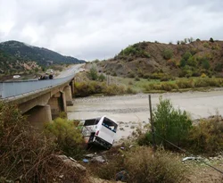 Turist dolu otobüs 87 km hızla kaza yapmış