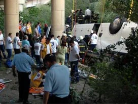 Turist otobüsü dereye uçtu: 16 ölü