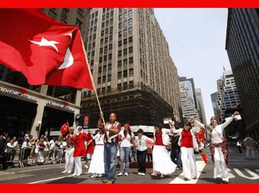 Türk Günü yürüyüşü Hannover'da başladı