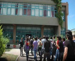 Üniversitedeki yemek zammı protesto edildi