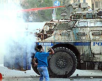 Hakkari'de polise taşlı saldırı