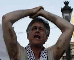 Her adımında dayak yedi!
