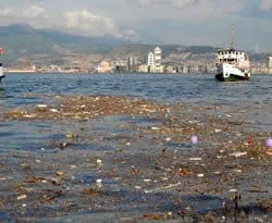 İzmir'de kanalizasyonlardaki çöpler, körfeze aktı