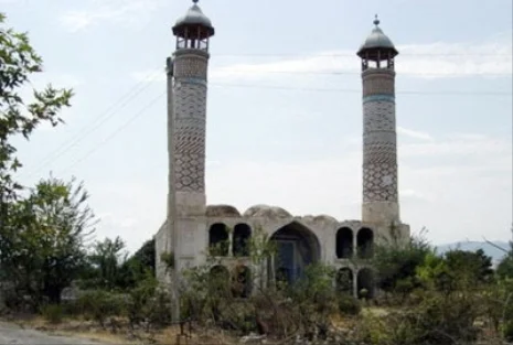 Karabağ'daki camii, domuz ahırı yapıldı