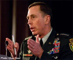 McChrystal'ın yerine çuvalcı general getirildi