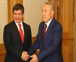 Nazarbayev, Davutoğlu'nu kabul etti