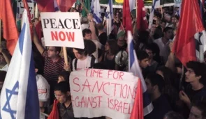 Tel Aviv'de binlerce kişi barış için yürüdü