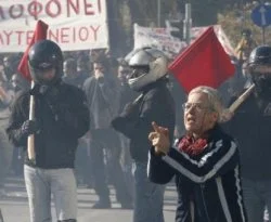 Yunanistan'da grev hayatı altüst etti