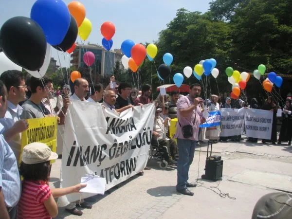 100 uçan balonla 100 kişiye mektup