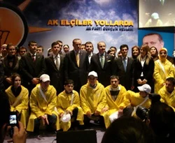 AK Partili gençler referandumu anlatıyor