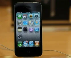 Apple iPhone 4'deki hata için özür diledi