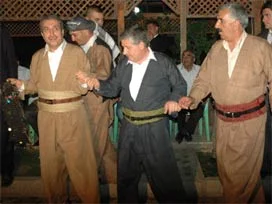 Bakan yerel kıyafetiyle halay başı çekti