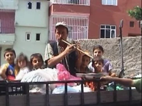 Batmanlı hurdacı kaval çalarak geldiğini haber veriyor