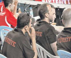 Bu adamları İsrail giydirdi! Neden mi?..